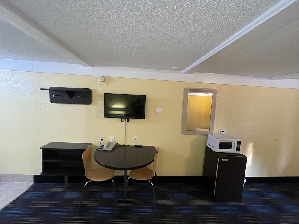 Travelodge by Wyndham Benton Harbor MI