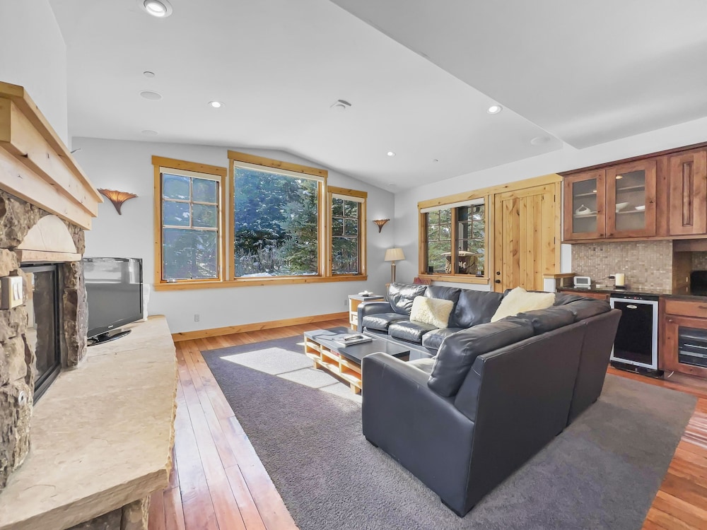 35a Union Creek Townhomes West 3 Bedroom Townhouse by RedAwning
