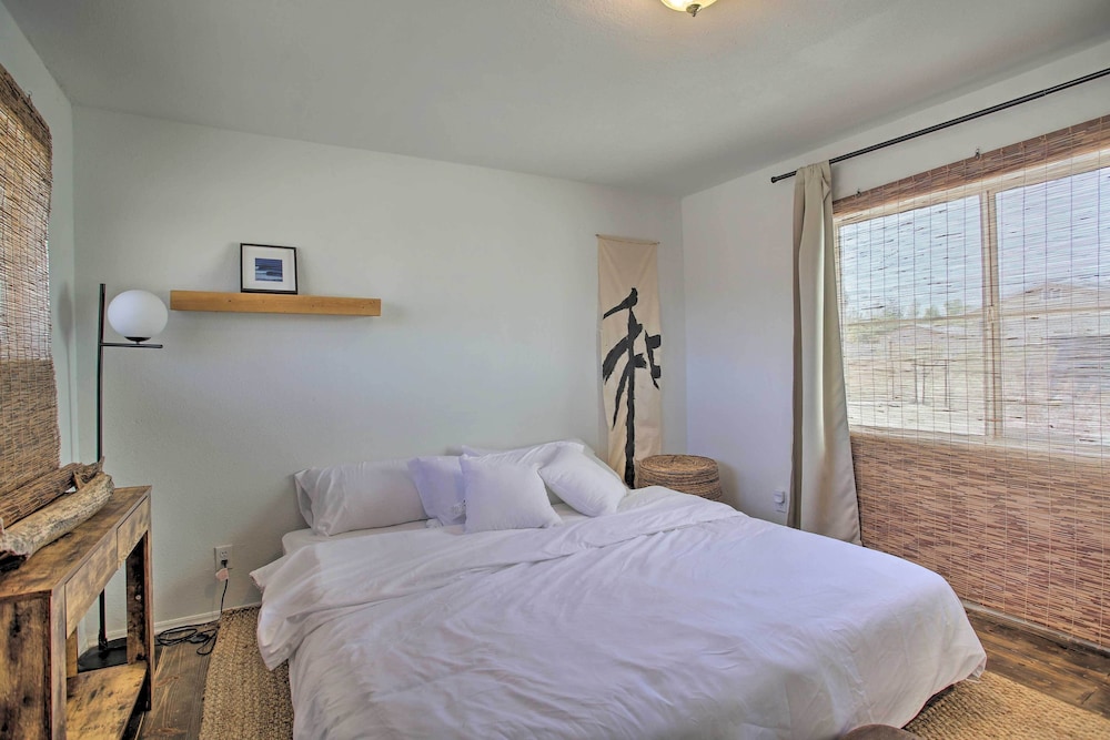 Chic Morongo Valley Home: Mtn Views & Pergola view 2