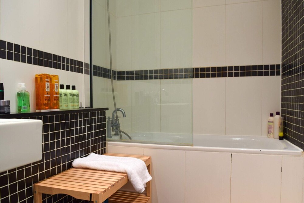 Pleasant, Intimate Flat With Backyard in Battersea