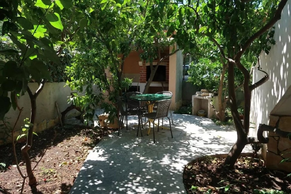 Brti - 250 m From Beach - A2 Smeđi