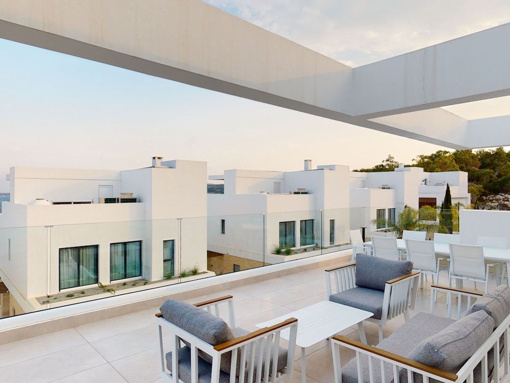 Sanders Konnos Bay Kalliopi - Outstanding 4-bedroom Villa With a Side Sea View
