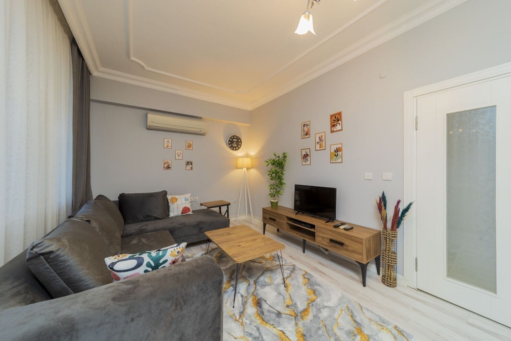 Vibrant Flat With Lovely Balcony in Muratpasa