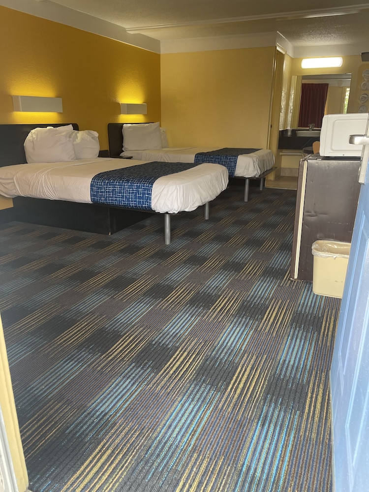 Travelodge by Wyndham Benton Harbor MI