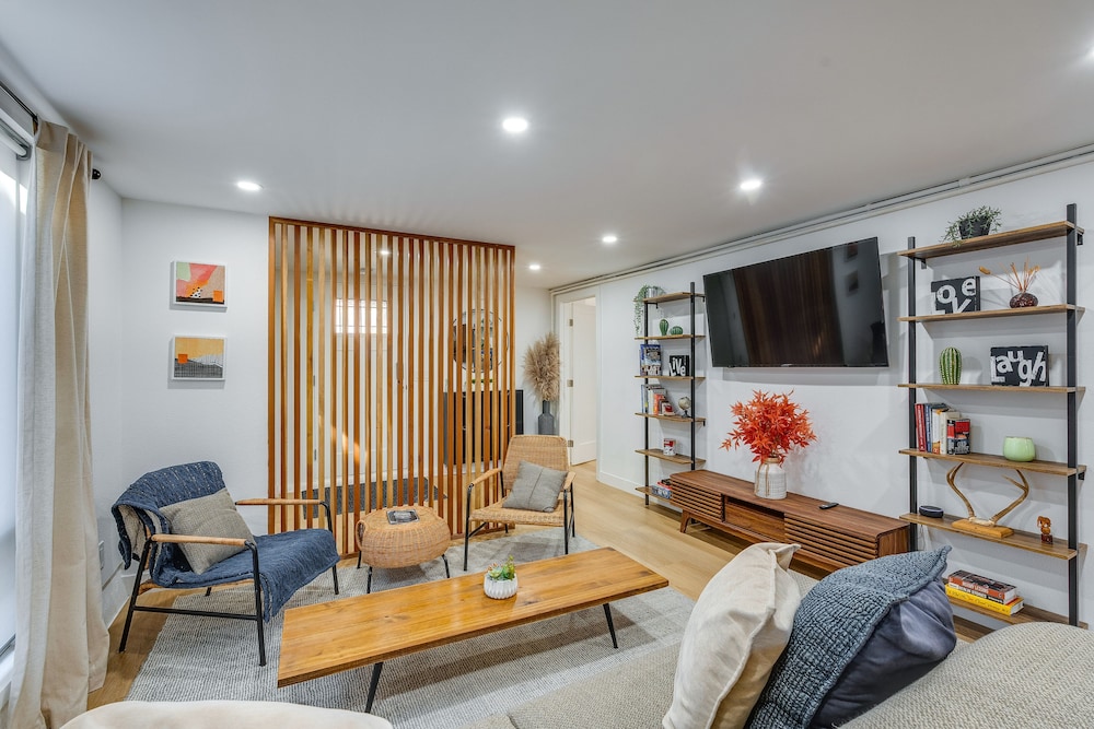 Sleek Sacramento Apt < 2 Mi to Downtown!