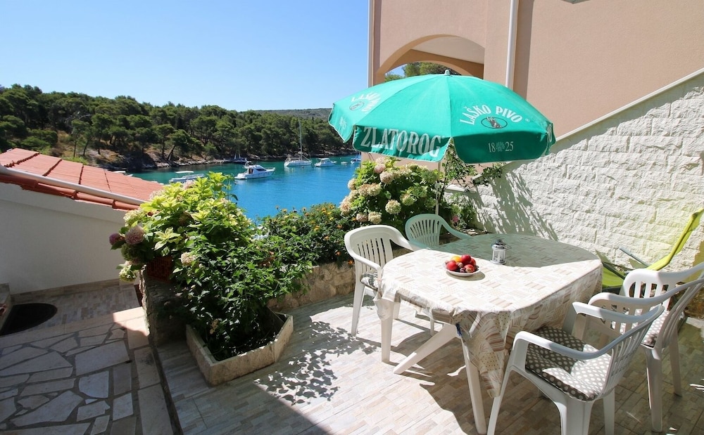 Elvi - Amazing Position & Parking - A2