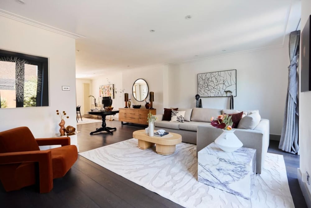 The Swiss Cottage Wonder - Glittering 2bdr House With Garden