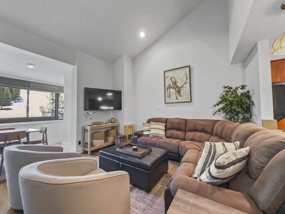 Cj405 Copper Junction 3 Bedroom Condo by RedAwning