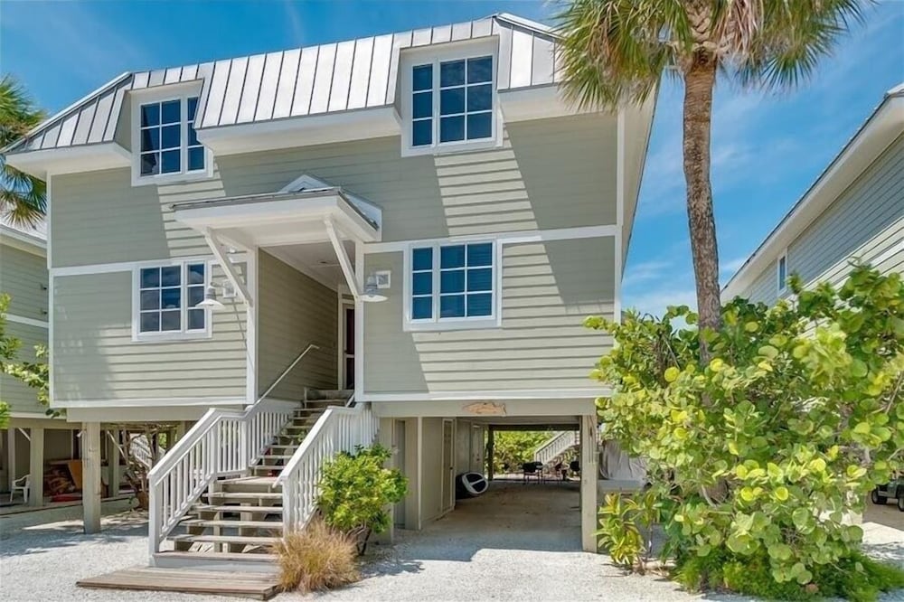Turtleback 09 3 Bedroom Villa by RedAwning