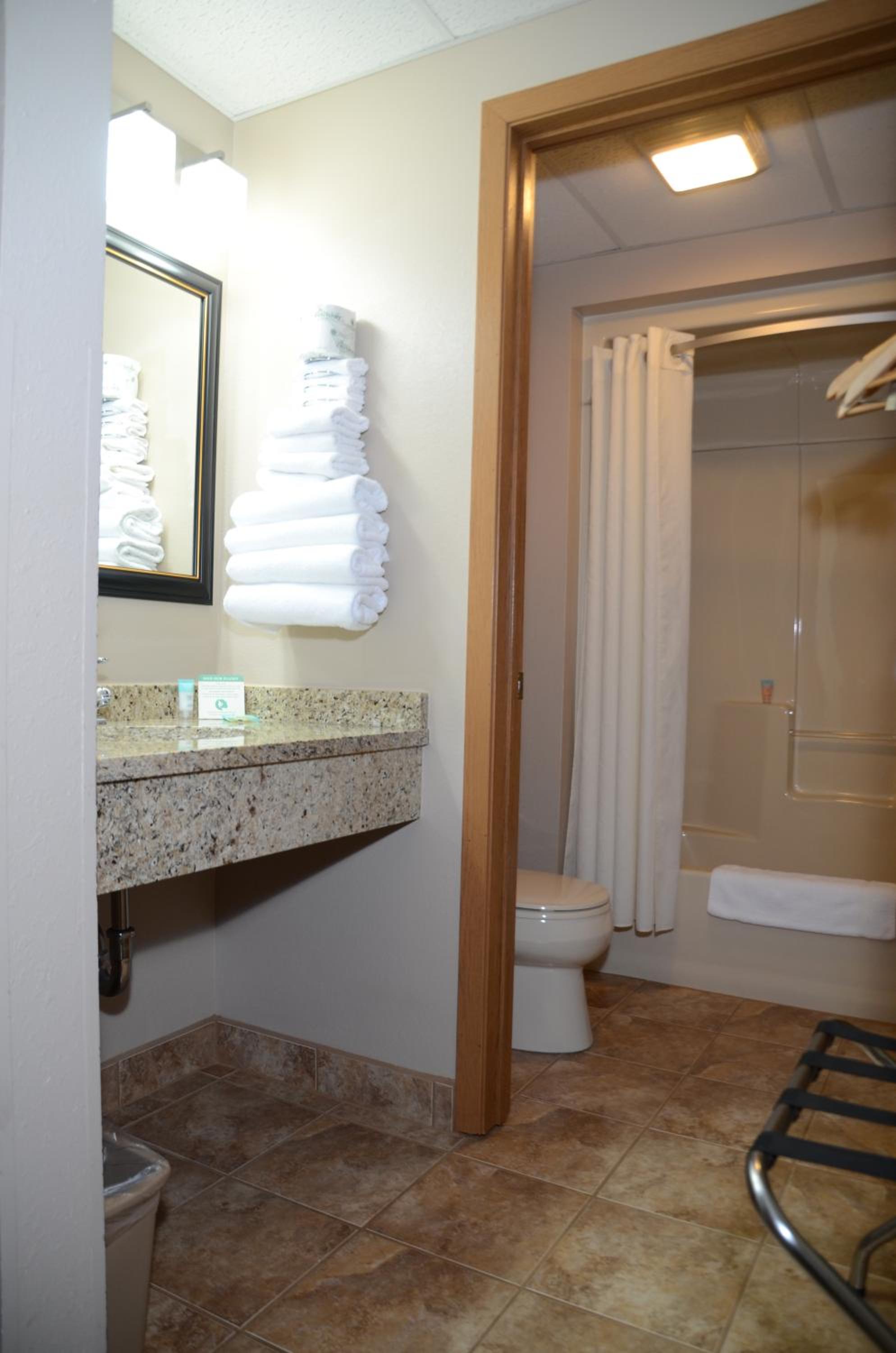 Queen Room with Two Queen Beds - Non-Smoking photo 3