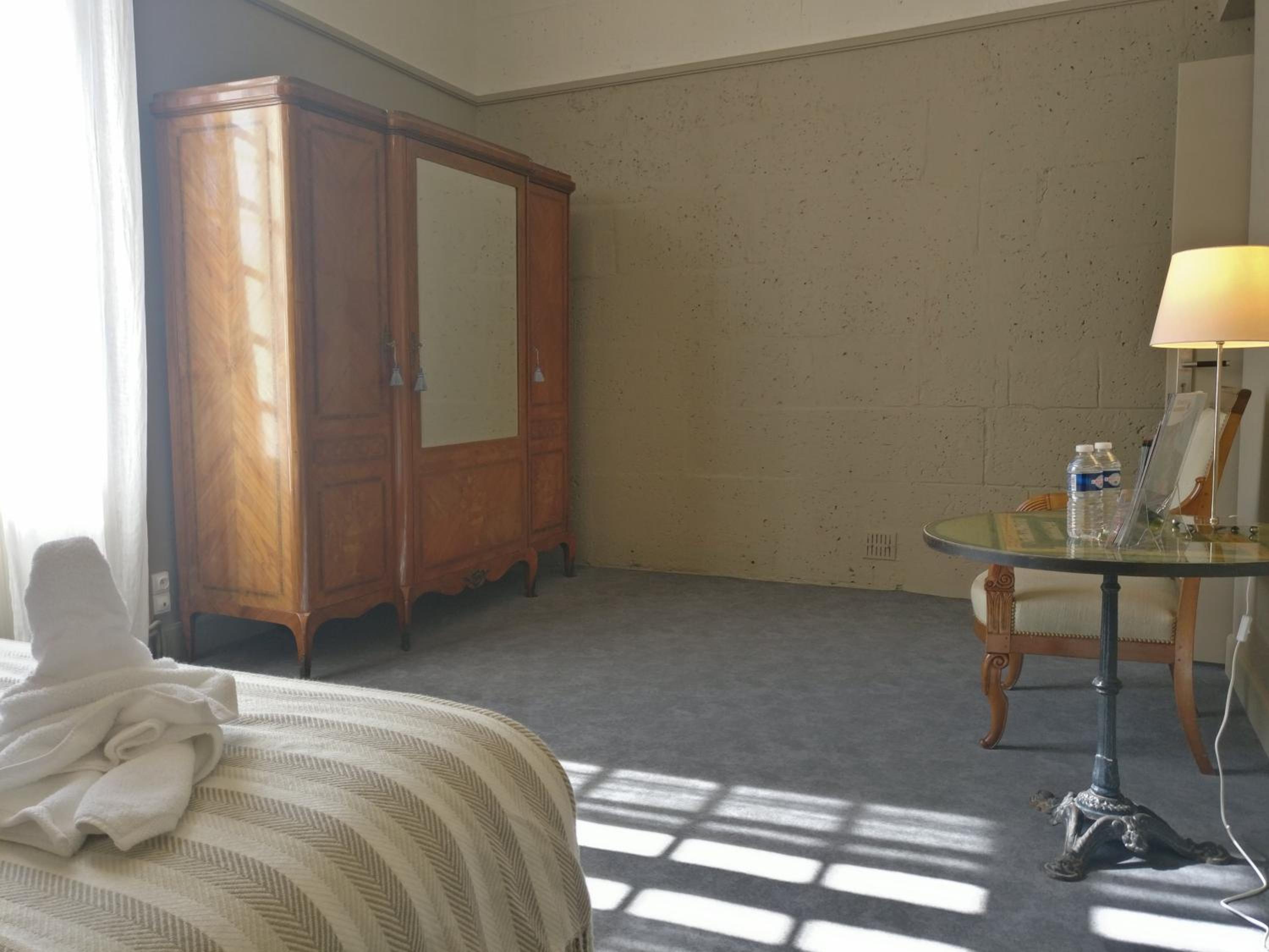 White Double Room - Photo 8