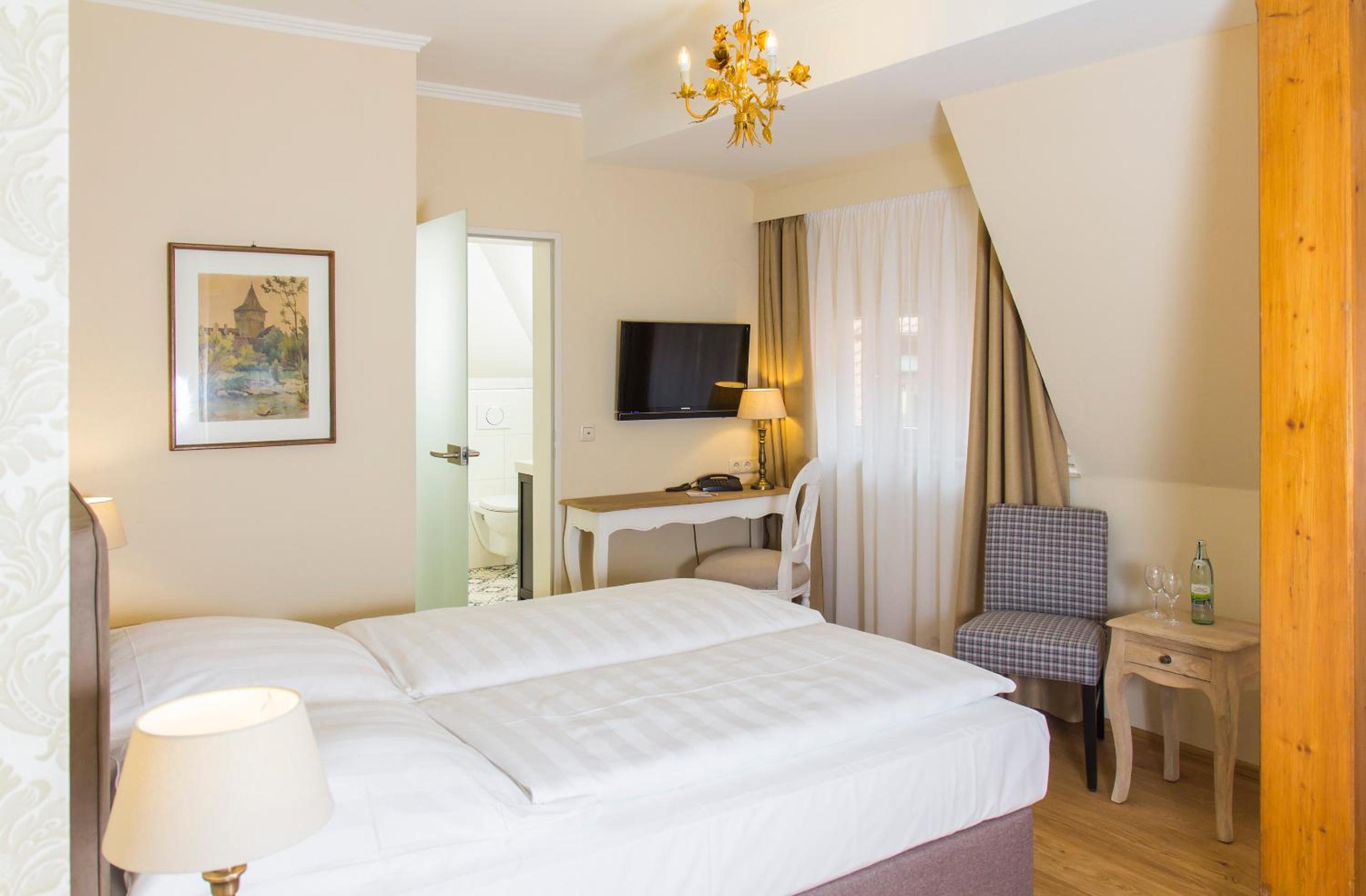 Standard Double Room - Photo 11