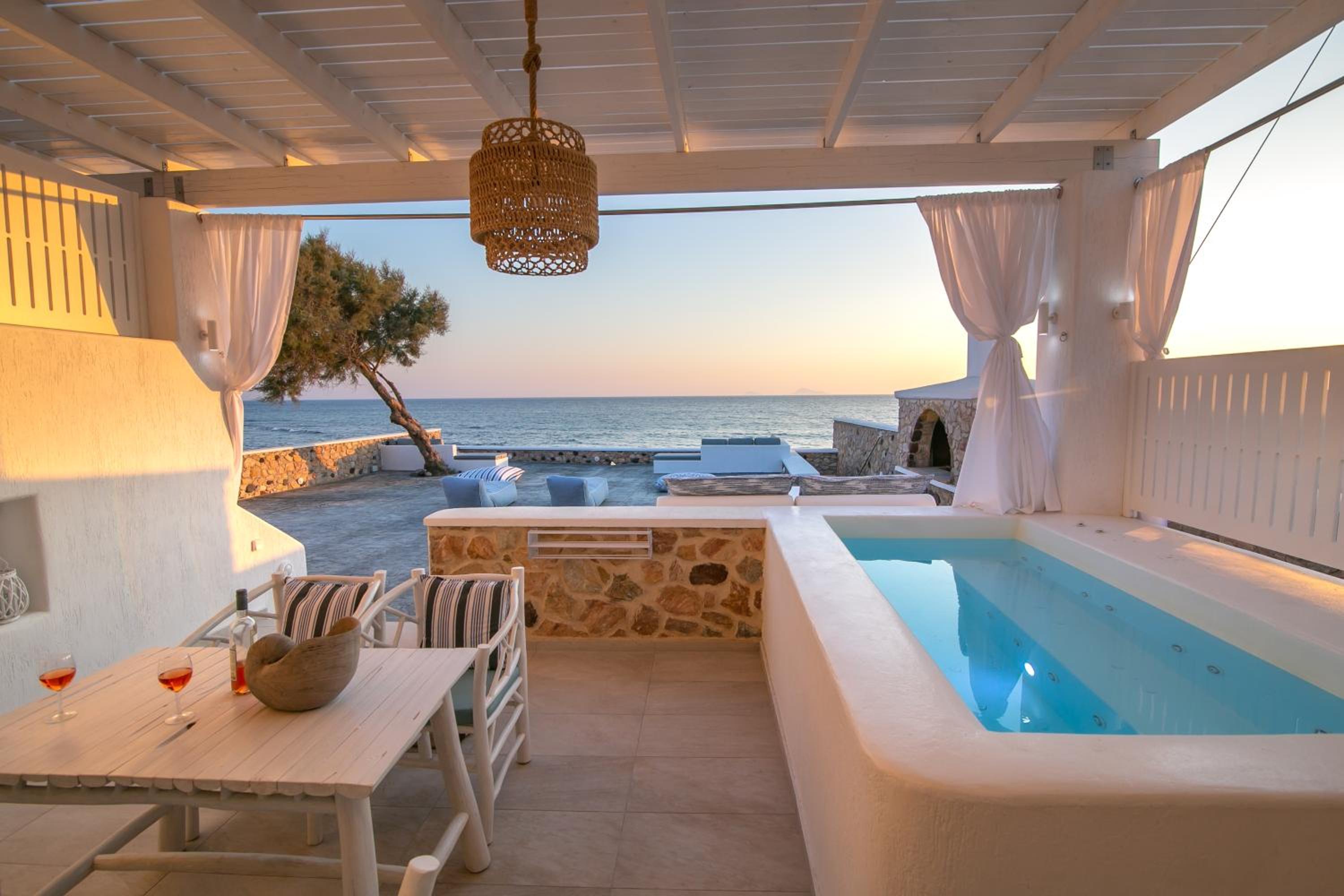 Elegant Suite with outdoor private hot tub & beach front 