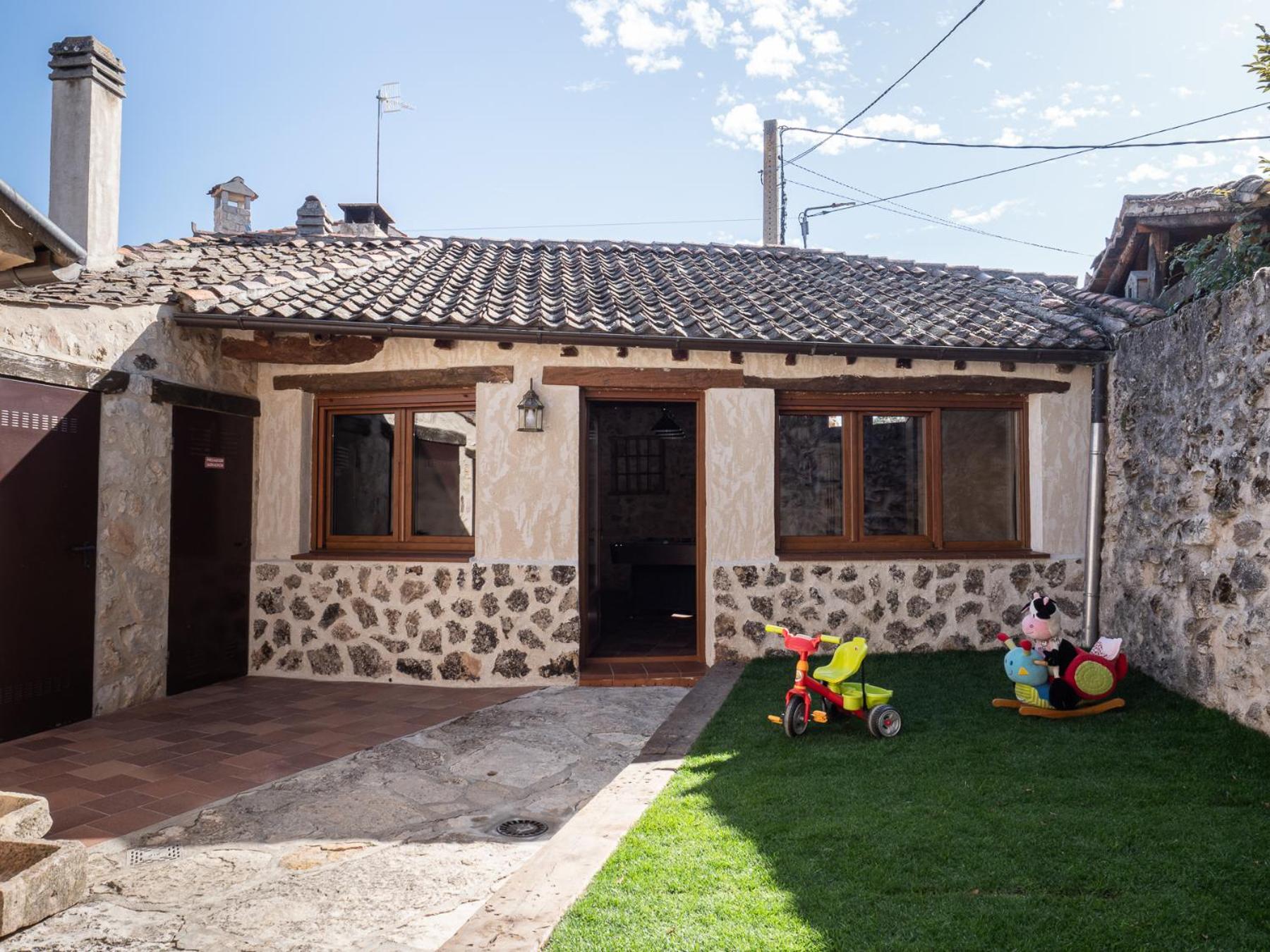 Five-Bedroom House photo 1