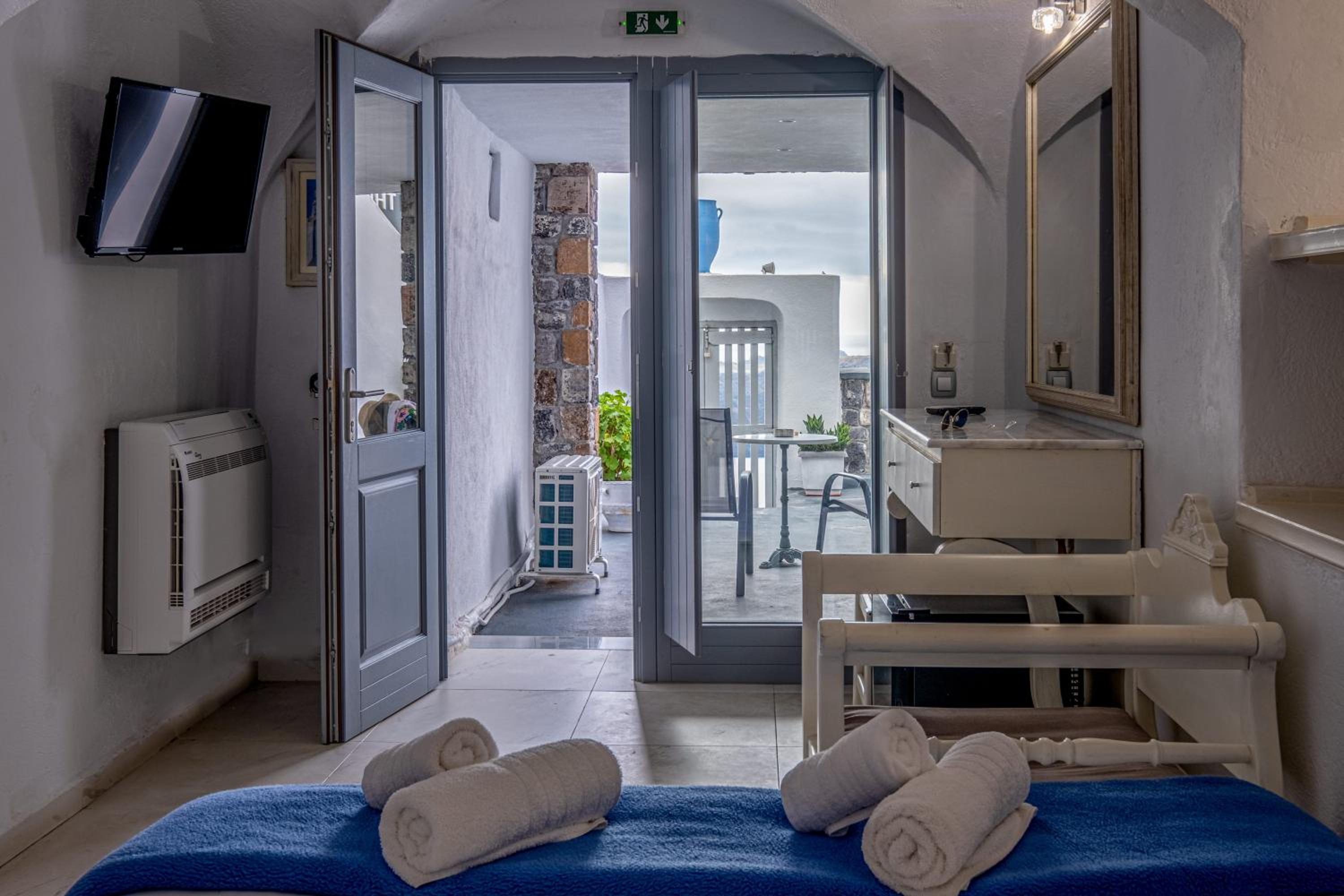 Superior Triple Room with Caldera View photo 3