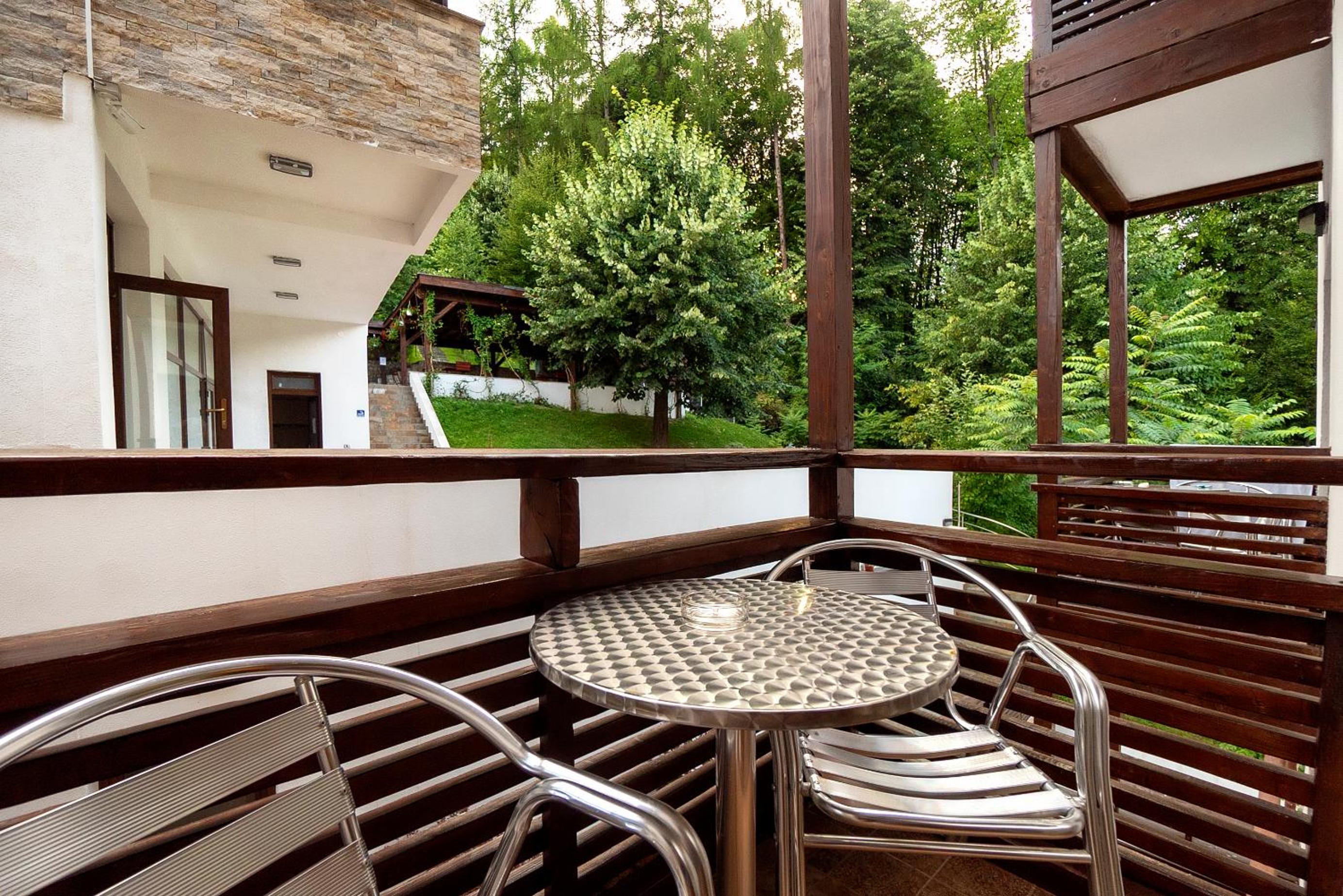 Deluxe Double or Twin Room with Pool Access photo 3