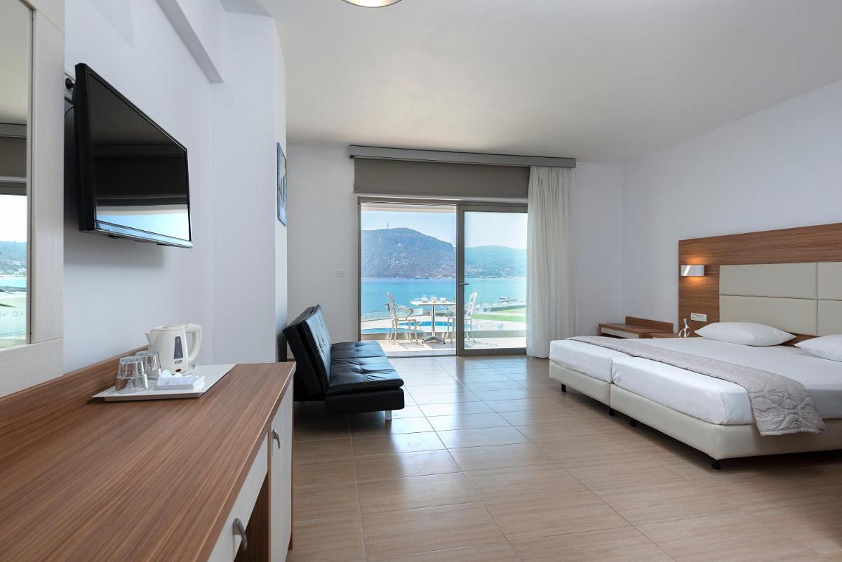 Superior Triple Room with Sea View photo 3