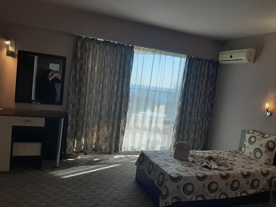 Double or Twin Room (2 Adults + 1 Child) - Free Parking photo 3