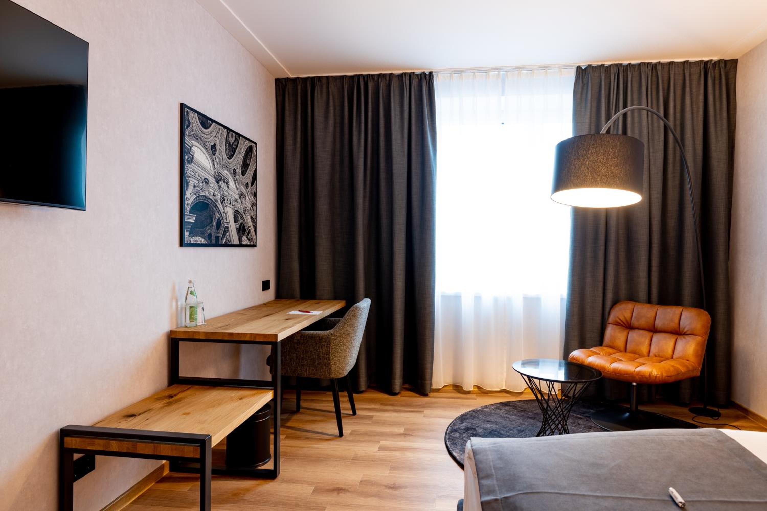Queen Room photo 2