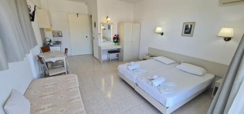 Studio with Pool View (3 Adults)  photo 3