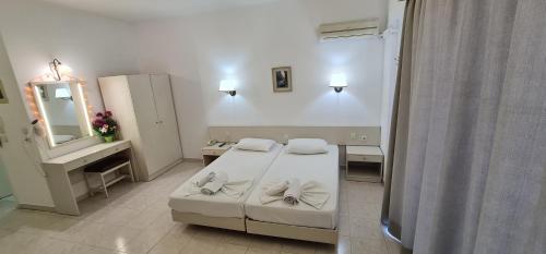 Studio with Pool View (3 Adults)  photo 2