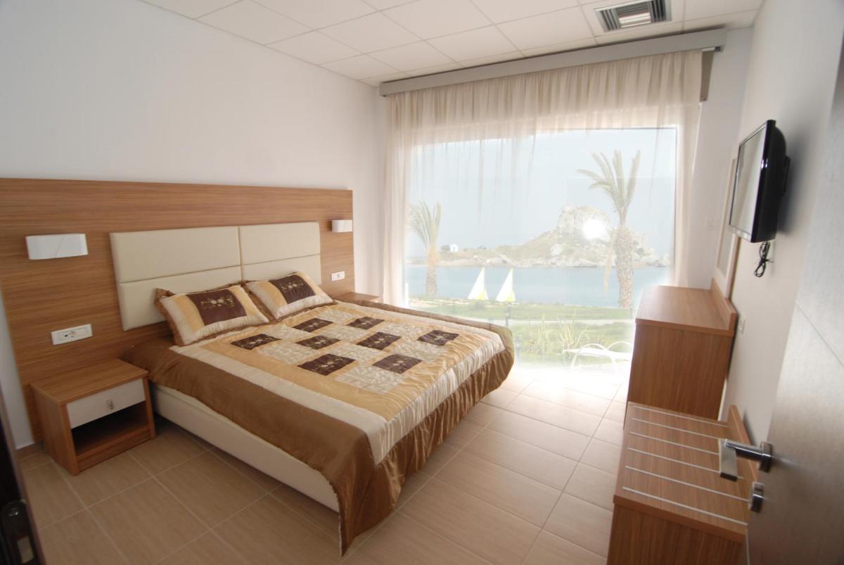 Double or Twin Room with Partial Sea View photo 3