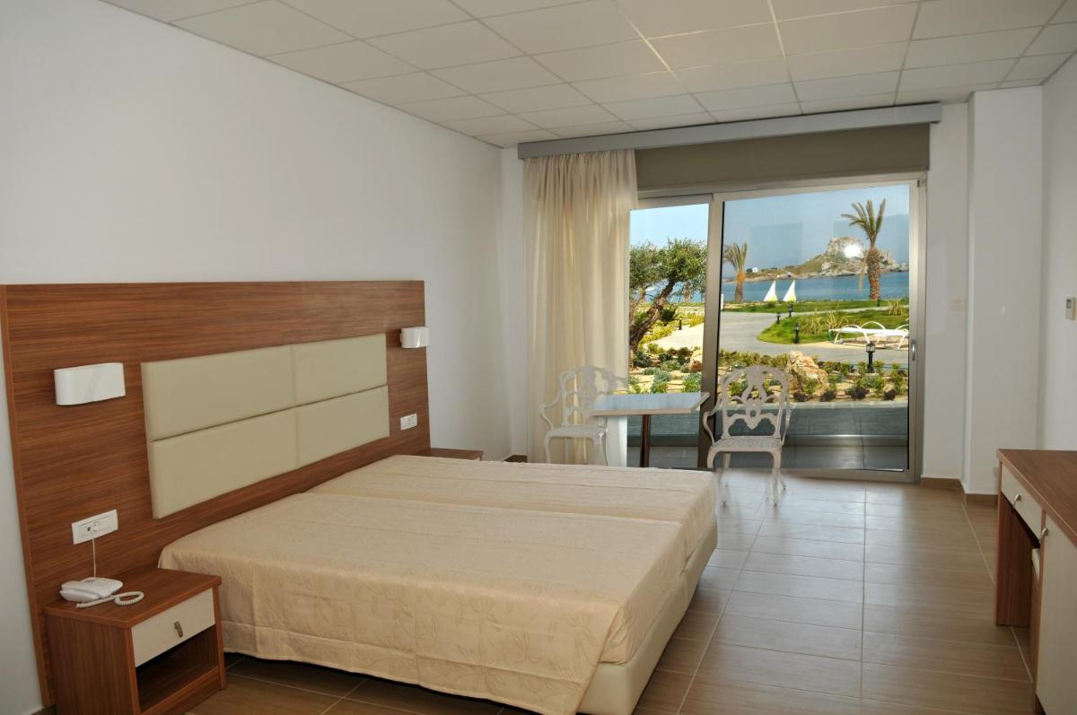 Double or Twin Room with Partial Sea View photo 2