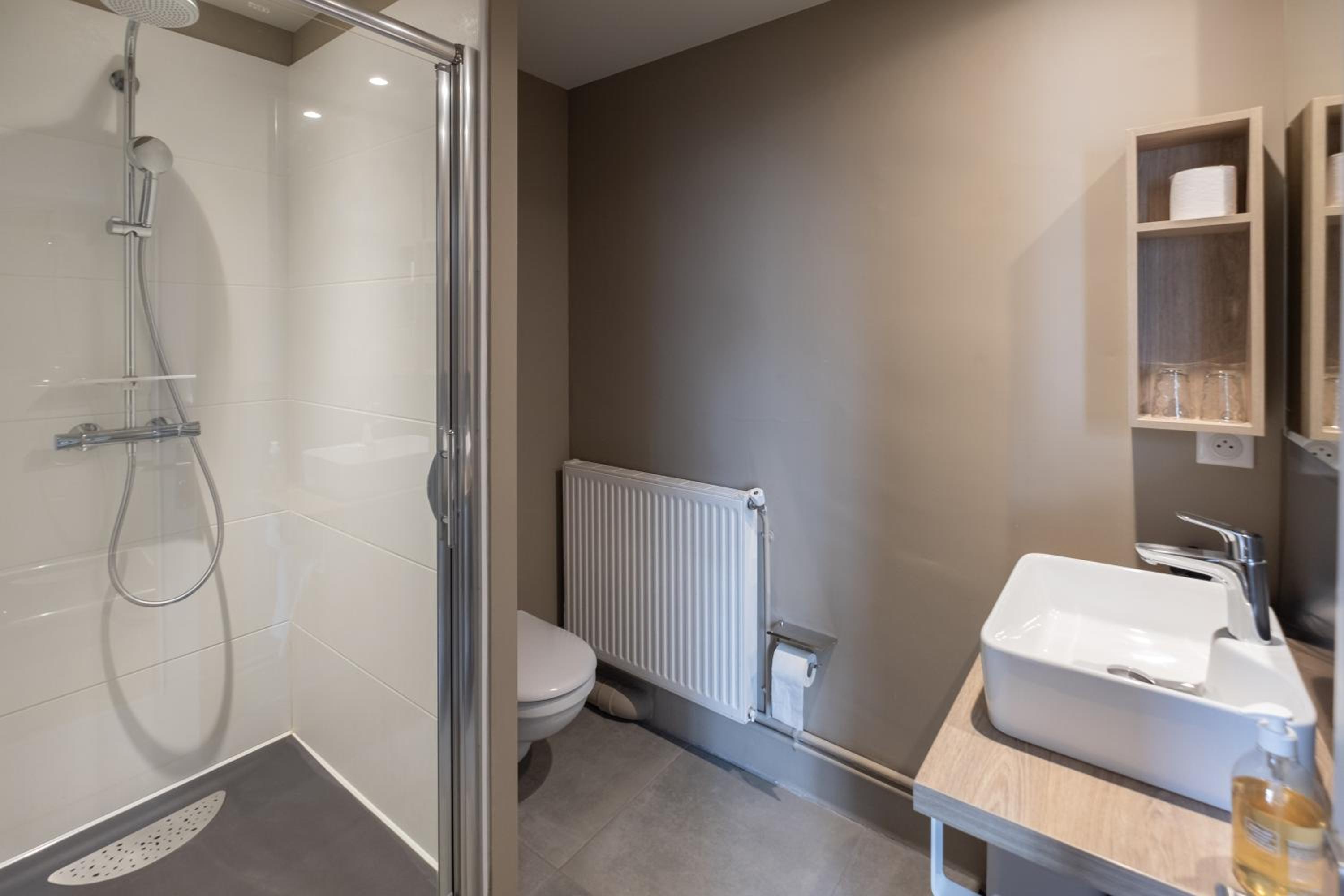 White Double Room - Photo 11
