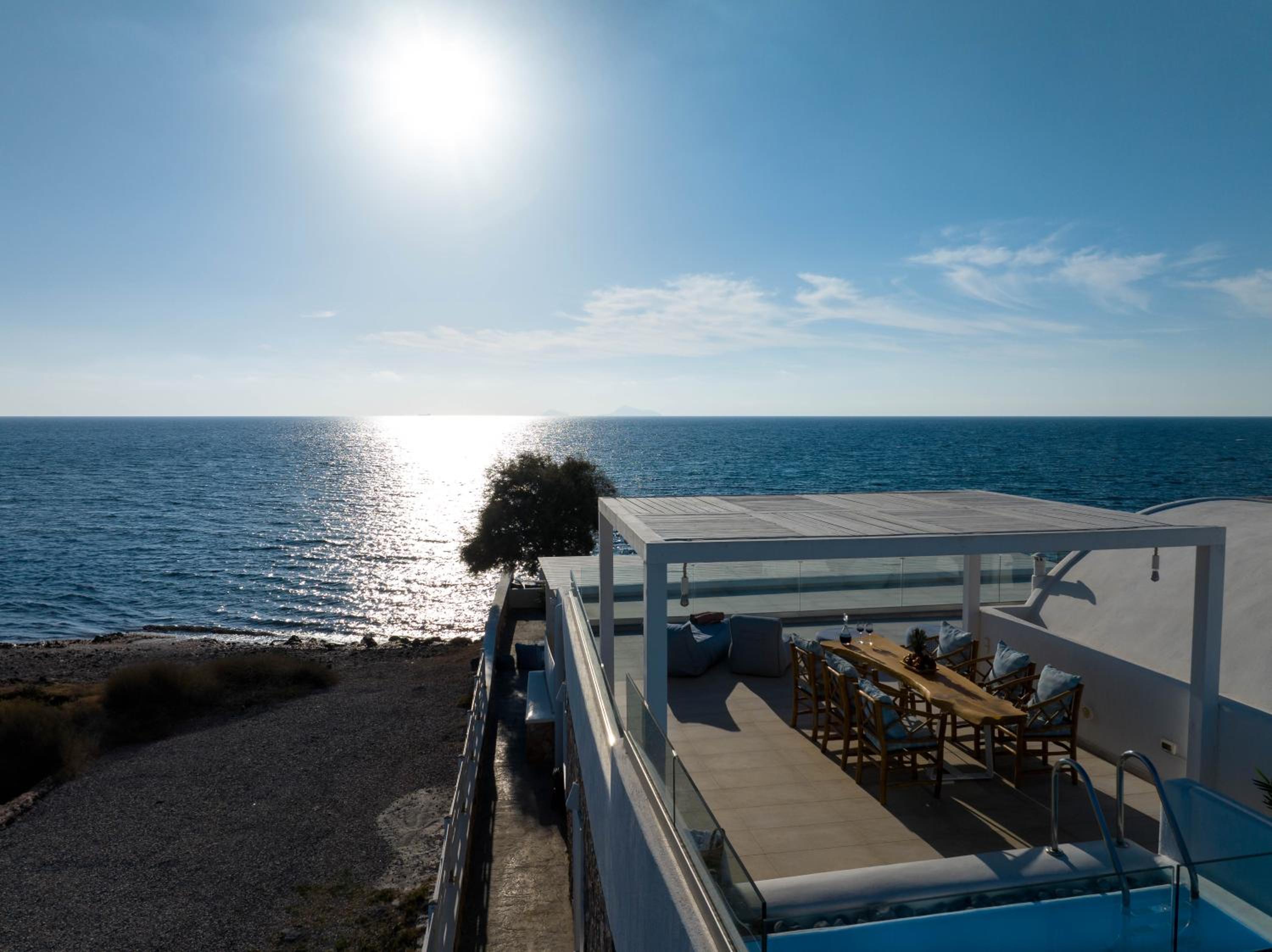 Deluxe Suite with outdoor private hot tub & beach front 