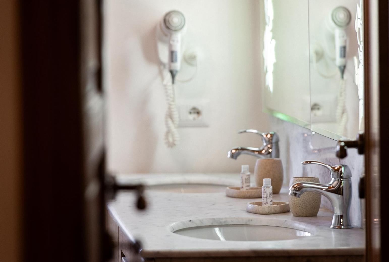 Double Room with Private Bathroom - Photo 10