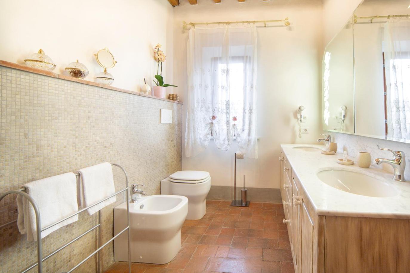 Double Room with Private Bathroom - Photo 9