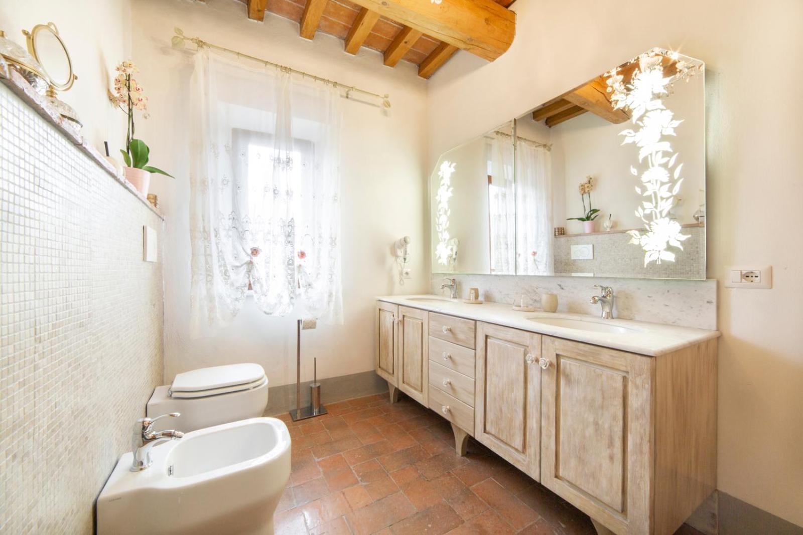 Double Room with Private Bathroom - Photo 7