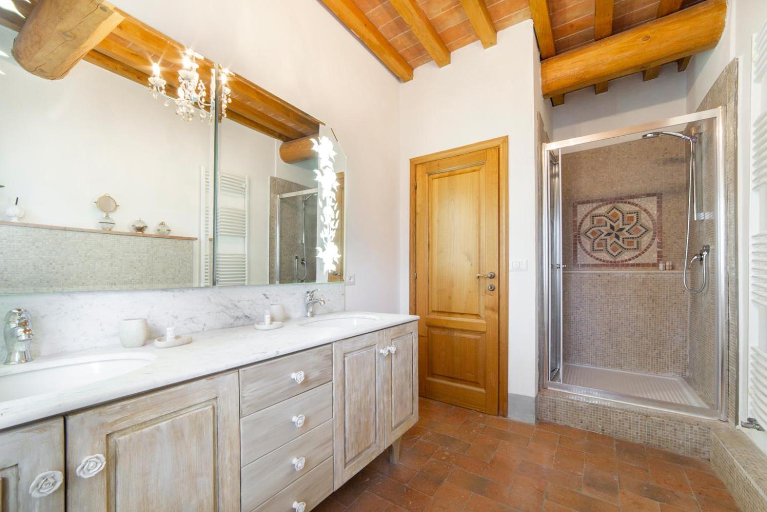 Double Room with Private Bathroom - Photo 8