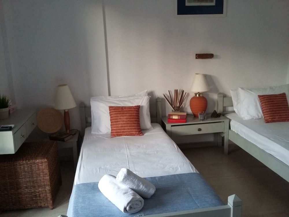Basic Twin Room, 2 Twin Beds, Smoking, Pool View