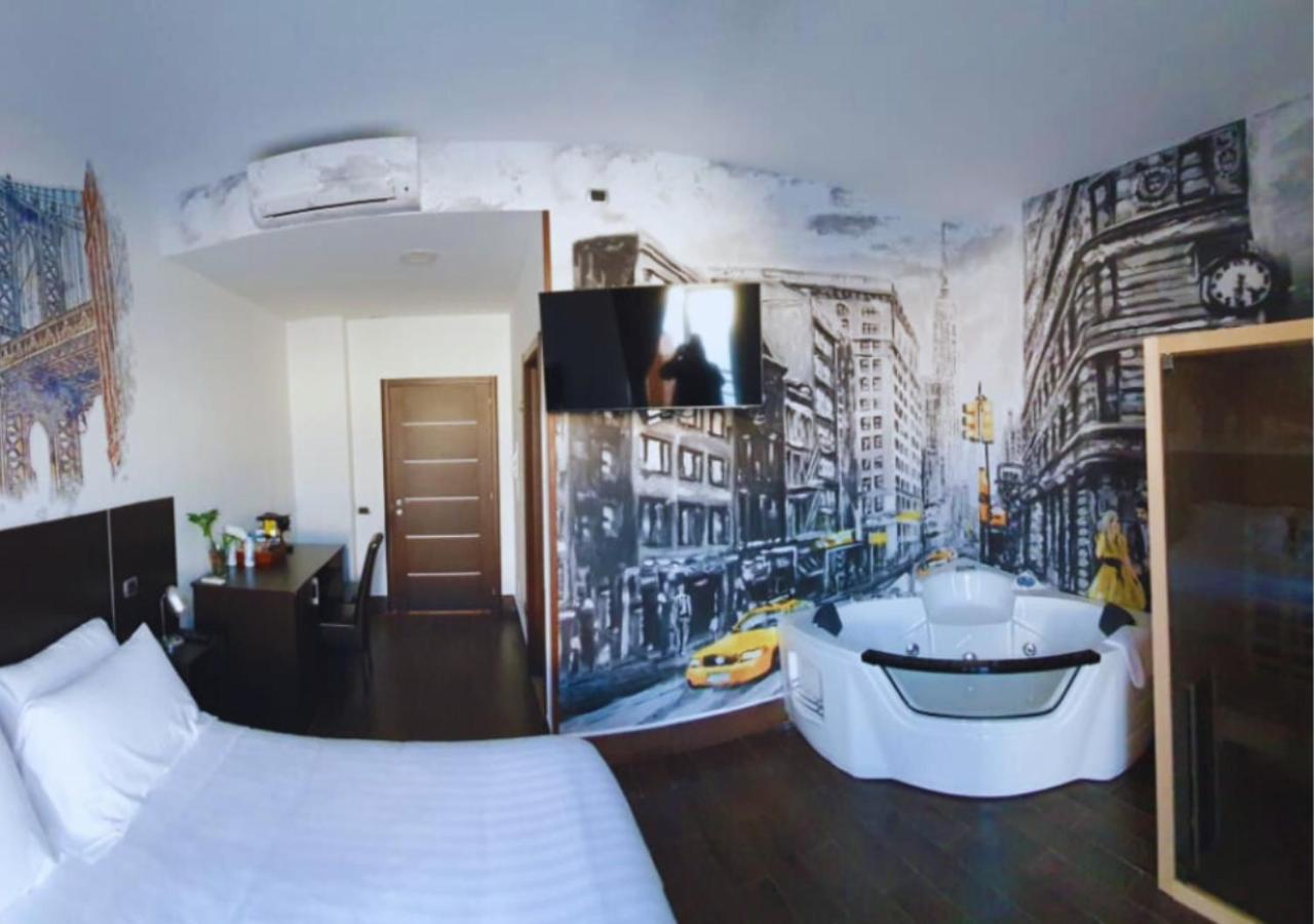 Queen Suite with Spa Bath